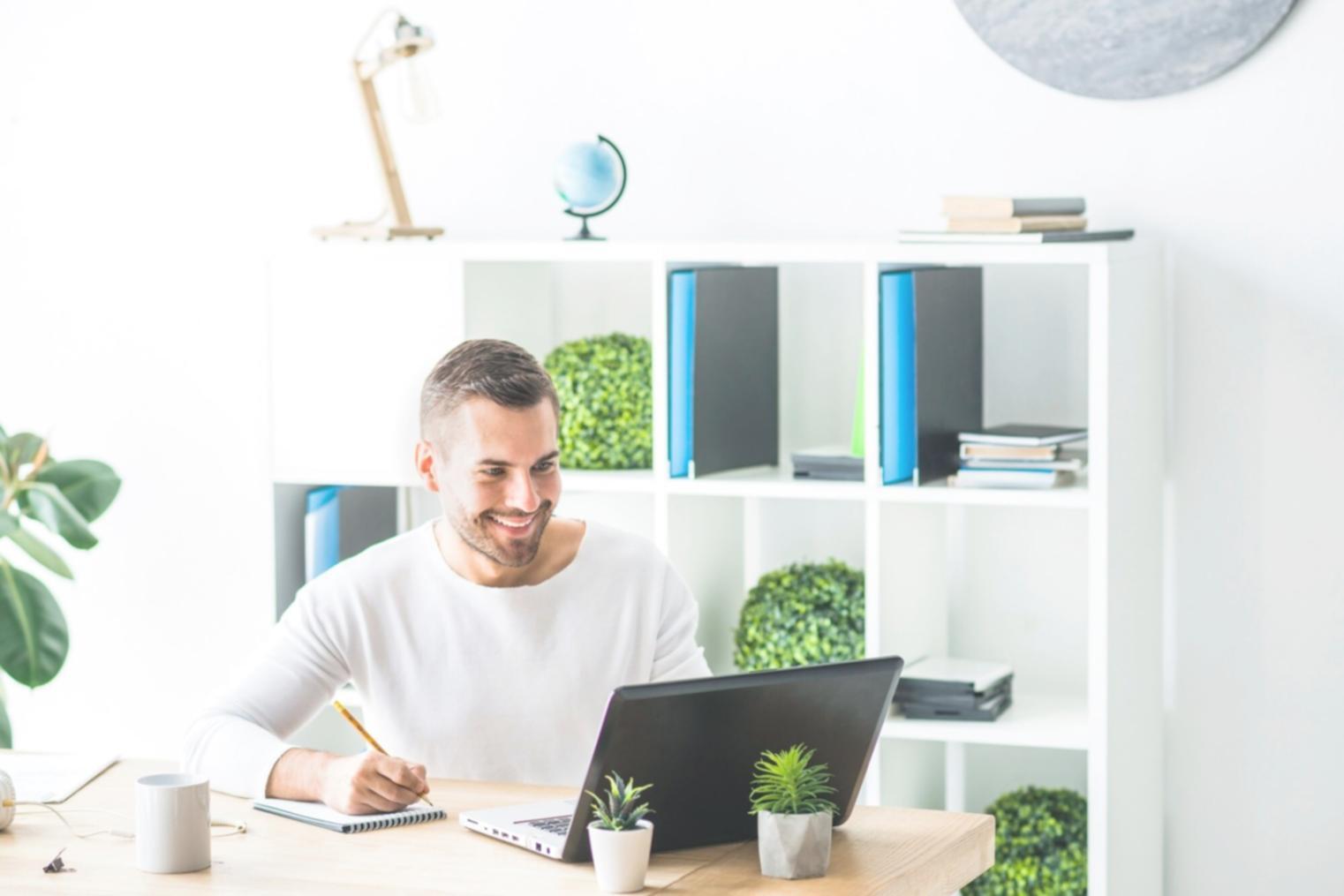Moderne Finanzanalyse Arbeitsplatz mit Charts und Grafiken